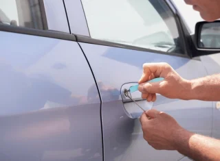 locksmith-opening-locked-car-door-600nw-2262419657